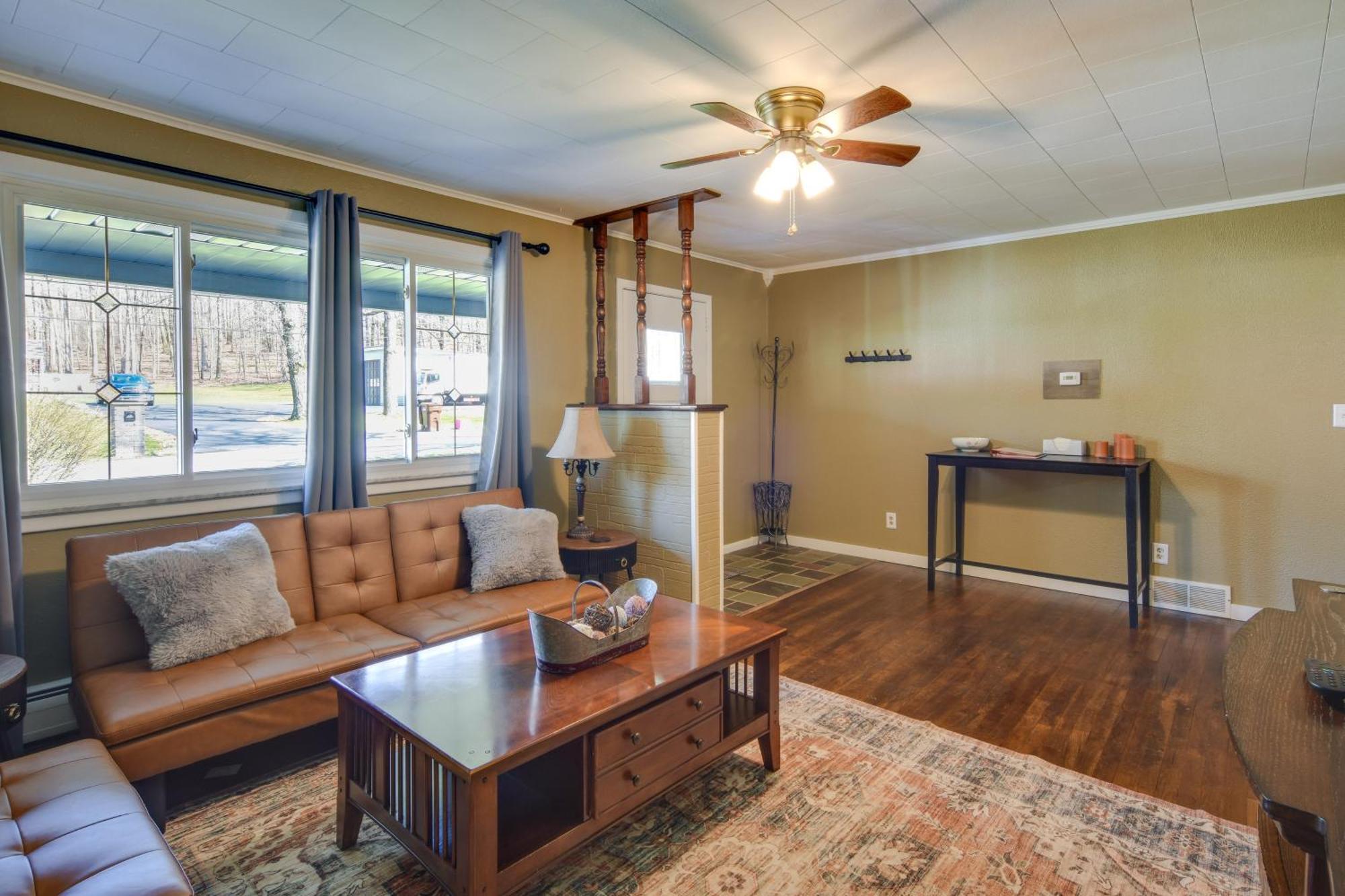 Holiday home Cozy With Deck About 8 Mi To Treasure Lake! *