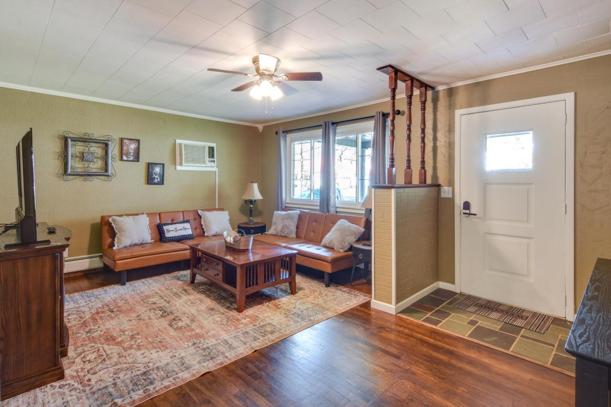 Holiday home Cozy With Deck About 8 Mi To Treasure Lake!
